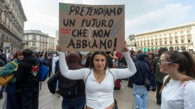 Copertina di Ragazzini e camionisti:  una scintilla di ribellione che potrebbe coinvolgere anche l’Italia sul divano