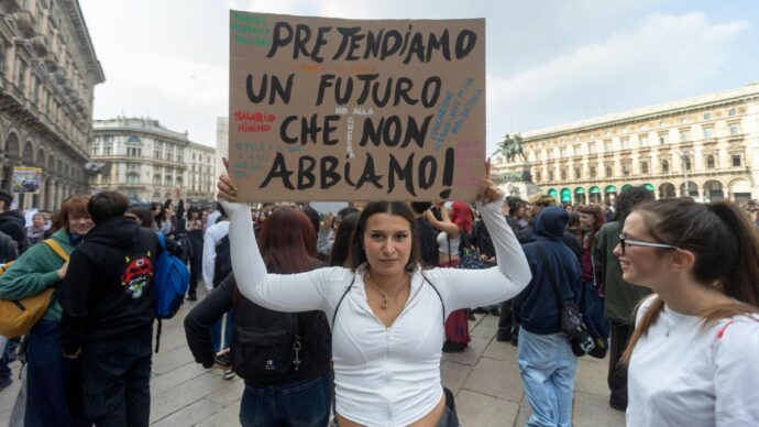 Ragazzini e camionisti:  una scintilla di ribellione che potrebbe coinvolgere anche l’Italia sul divano