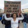 Copertina di Ragazzini e camionisti:  una scintilla di ribellione che potrebbe coinvolgere anche l’Italia sul divano