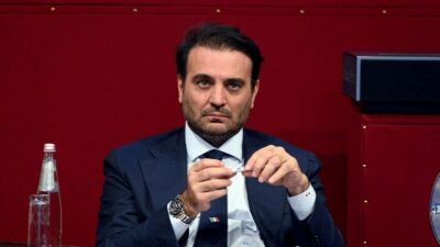 Copertina di “Siete degli inetti”: sui social la destra seppellita dagl’insulti
