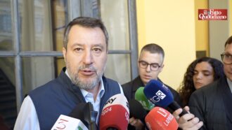 Copertina di Salvini dice che i 500 parà che arriveranno a Milano per l’ordine pubblico saranno “pronti a intervenire con i Lince e i droni”
