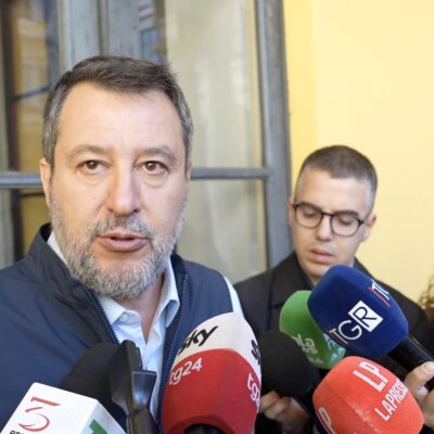 Copertina di Salvini dice che i 500 parà che arriveranno a Milano per l’ordine pubblico saranno “pronti a intervenire con i Lince e i droni”