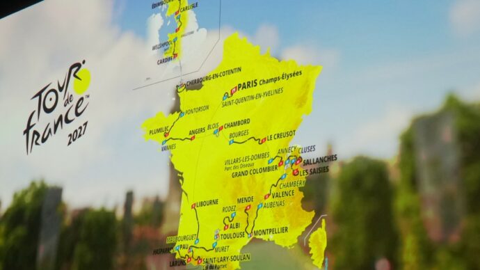 Il Tour de France stupisce ancora, ecco il percorso 2027: 71 km di crono, partenza dalla Scozia e finale sui Pirenei. “In questa edizione troveremo le salite del futuro”