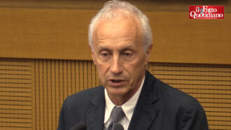 Copertina di Travaglio: “Putin dietro le proteste di piazza? Le classi dirigenti europee sono detestate. Per loro è più facile dare colpa piuttosto che chiedersi perché ci odiano”