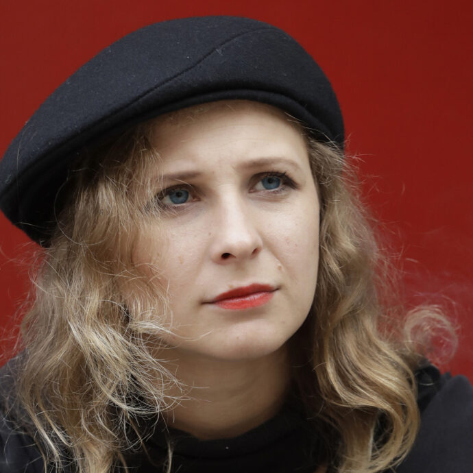“Putin ha reso chiarissimo che può uccidere la persona più protetta e conosciuta, davanti a tutti, e nessuno farà nulla”: l’attacco di Masha Alyokhina delle Pussy Riot