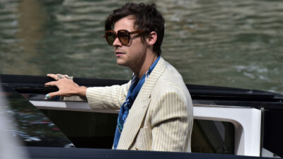 Copertina di Harry Styles perde la pazienza a New York: lite in strada con un cacciatore di autografi. Ecco cos’è successo