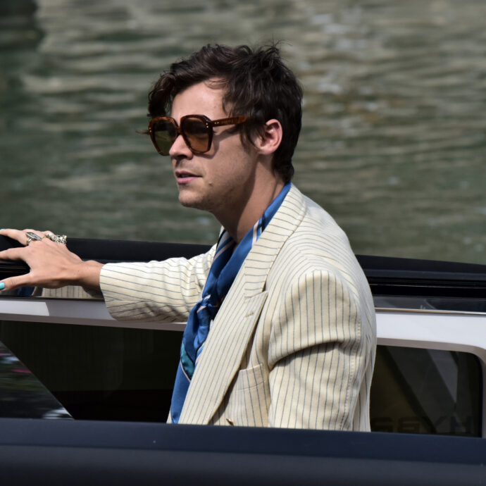 Harry Styles perde la pazienza a New York: lite in strada con un cacciatore di autografi. Ecco cos’è successo