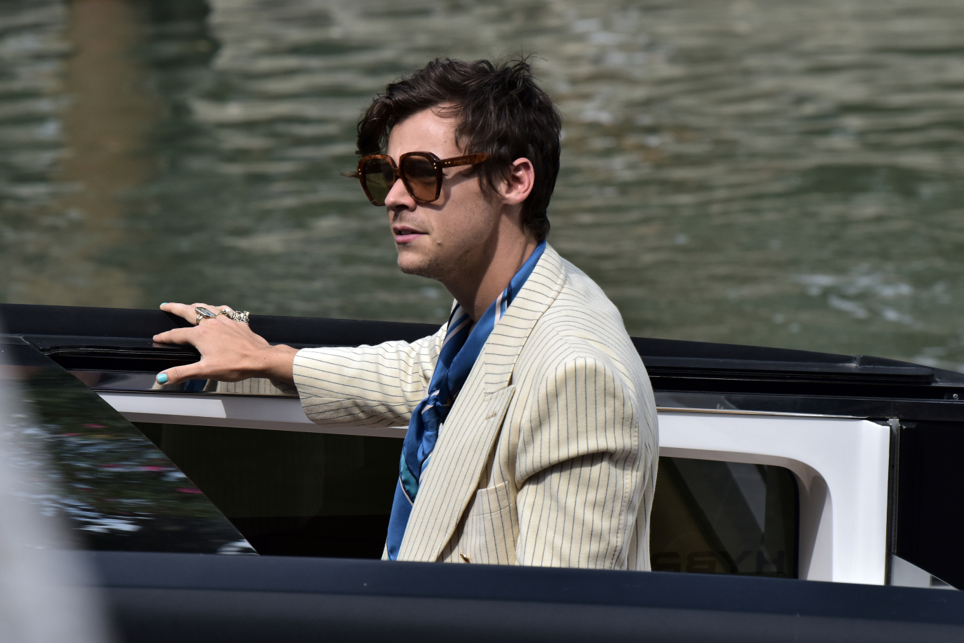 Harry Styles perde la pazienza a New York: lite in strada con un cacciatore di autografi. Ecco cos’è successo