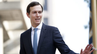 Copertina di Conti correnti negli Emirati e in Israele con miliardi di dollari e bonifici dall’Azerbaigian: il libro che svela gli affari segreti del genero di Trump