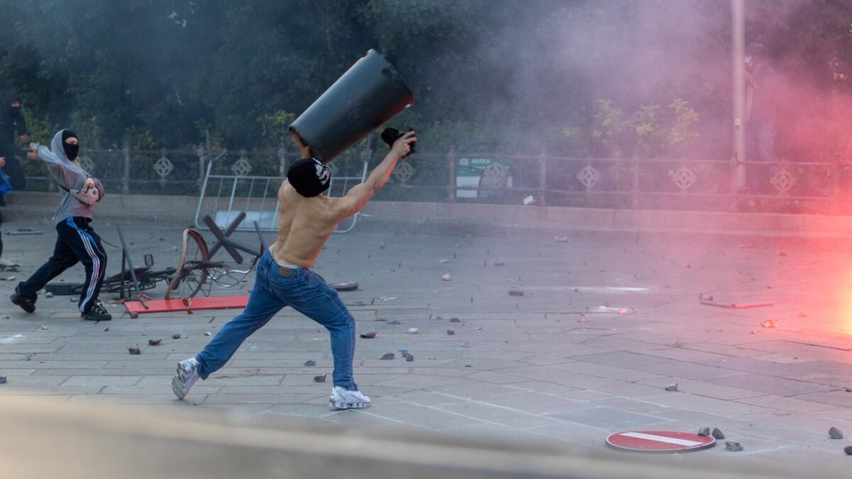 allerta a milano roma e torino per le proteste a bari perquisizioni e interrogatori folto gruppo di minori preparava saccheggi a negozi da Ilfattoquotidiano.it allerta a milano roma e torino per le proteste a bari perquisizioni e interrogatori folto gruppo di minori preparava saccheggi a negozi