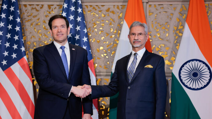 Rubio visita la più grande raffineria del mondo in India. Trump vuole un accordo con Nuova Delhi per abbassare ancora il prezzo del gasolio