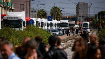 Copertina di Proteste tir, rimossi nella notte tutti i blocchi in Campania: lunghe file ai distributori di carburante riaperti
