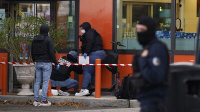 Copertina di Francia, uomo apre il fuoco da un’auto vicino Parigi: un morto e cinque feriti. Macron: “Attentato terroristico razzista”