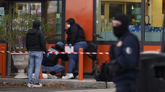 Francia, uomo apre il fuoco da un’auto vicino Parigi: un morto e cinque feriti. Macron: “Attentato terroristico razzista”
