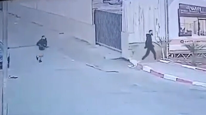 Copertina di Attacco in Cisgiordania: feriti 6 soldati israeliani, uccisi 2 assalitori. Idf: “Volevano fare strage di civili sull’autostrada 35”. Netanyahu chiude i Territori: “Lockdown totale” - Video