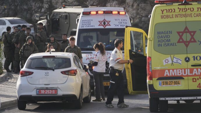 Sparatoria in Cisgiordania, feriti 6 soldati israeliani. Netanyahu chiude tutto: “Lockdown totale dei Territori occupati”