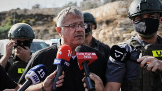 Copertina di Attacco a Hebron, l’ultradestra fa scattare le ruspe. Smotrich: “Demolizione immediata di edifici arabi”. Ben Gvir: “Ora smantellare l’Autorità Palestinese”