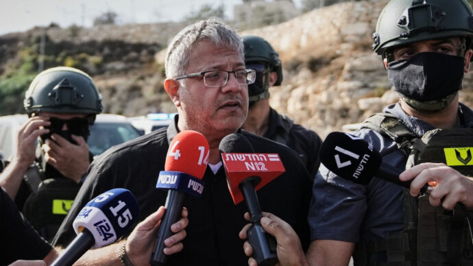 Copertina di Attacco a Hebron, l’ultradestra fa scattare le ruspe. Smotrich: “Demolizione immediata di edifici arabi”. Ben Gvir: “Ora smantellare l’Autorità Palestinese”