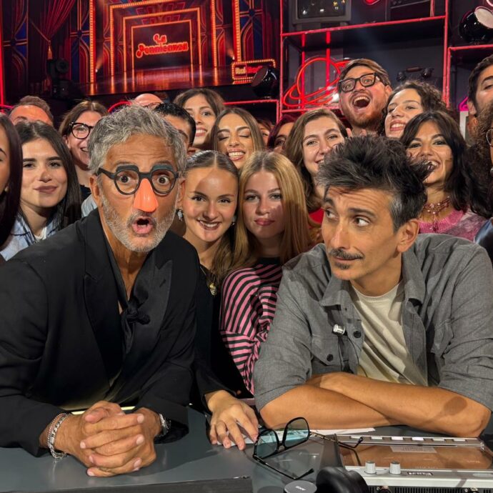 “Mi hanno fermato marito, moglie e suocera. Mi hanno detto: ‘Ti amiamo, ci facciamo un selfie?’. Li ho menati. Non ho nemmeno le guardie del corpo ho dovuto fare tutto da solo!”: Fiorello ironizza sul “caso Fedez”