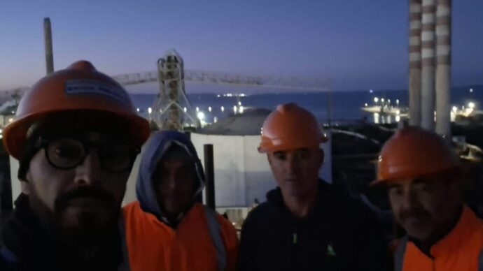 Copertina di La guerra mette “contro” gli operai: strozzati dalle sanzioni anti-Russia quelli di Eurallumina, a fare sempre più bombe quelli di Rwm