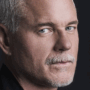 Copertina di “Mi sono fatto, mi sono sballato, mi sono ridotto in condizioni pietose e mi sono iniettato sostanze”: lo rivela Eric Dane