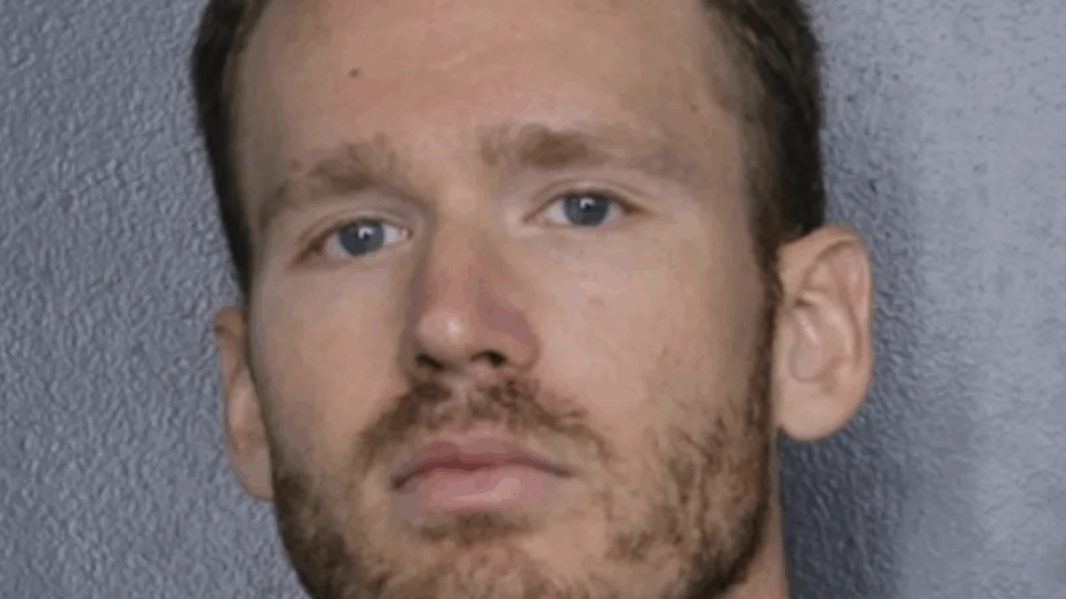 Poliziotto trova un uomo morto durante un controllo di routine, si spaccia per lui, si trasferisce nella sua villetta e ci vive per anni indisturbato: arrestato in Florida