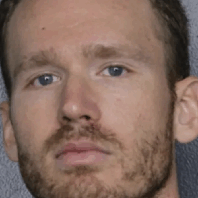 Poliziotto trova un uomo morto durante un controllo di routine, si spaccia per lui, si trasferisce nella sua villetta e ci vive per anni indisturbato: arrestato in Florida