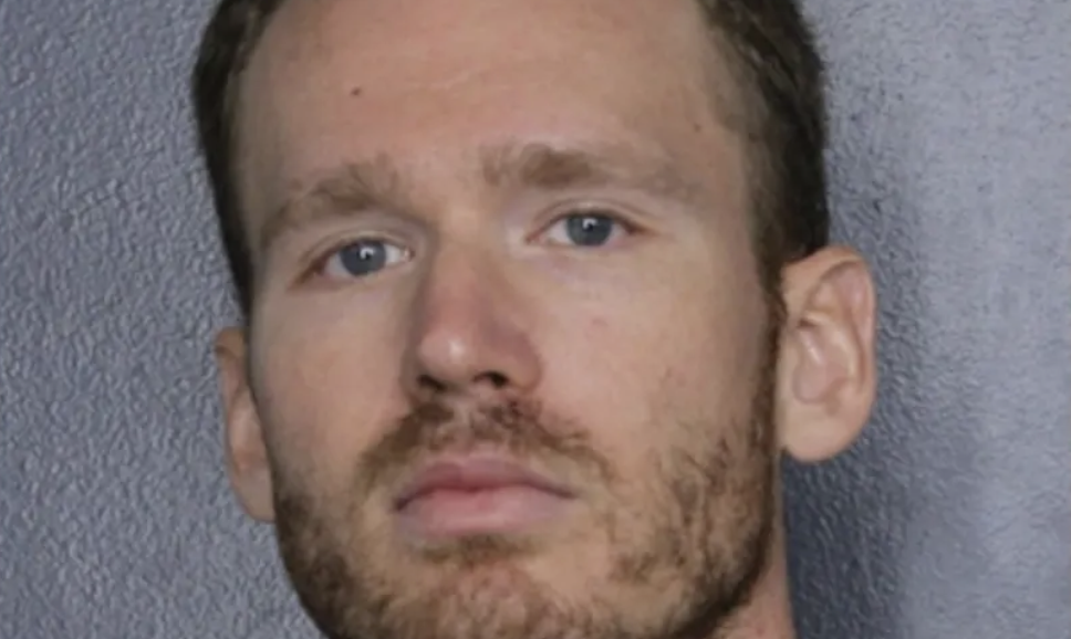 poliziotto trova un uomo morto durante un controllo di routine si spaccia per lui si trasferisce nella sua villetta e ci vive per anni indisturbato arrestato in florida da Ilfattoquotidiano.it poliziotto trova un uomo morto durante un controllo di routine si spaccia per lui si trasferisce nella sua villetta e ci vive per anni indisturbato arrestato in florida