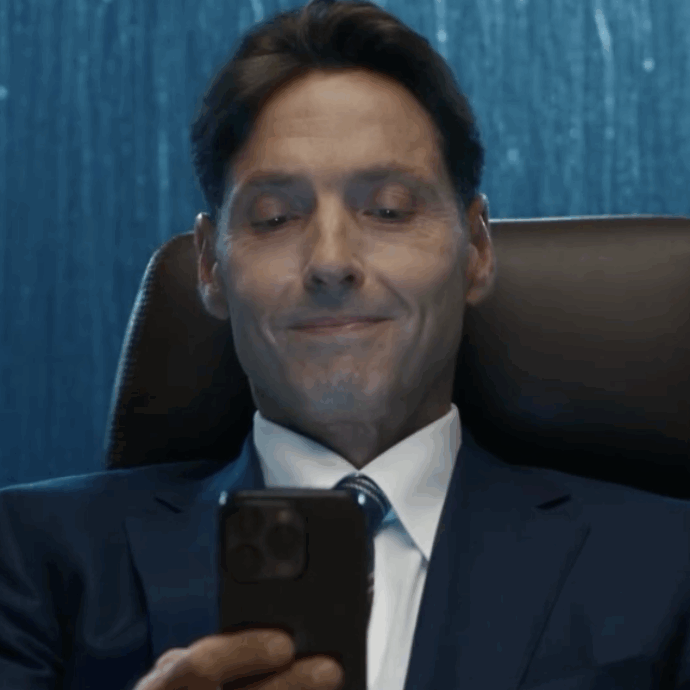 Pier Silvio Berlusconi balla e canta in napoletano: il video fatto con l’AI postato sul profilo di Verdissimo