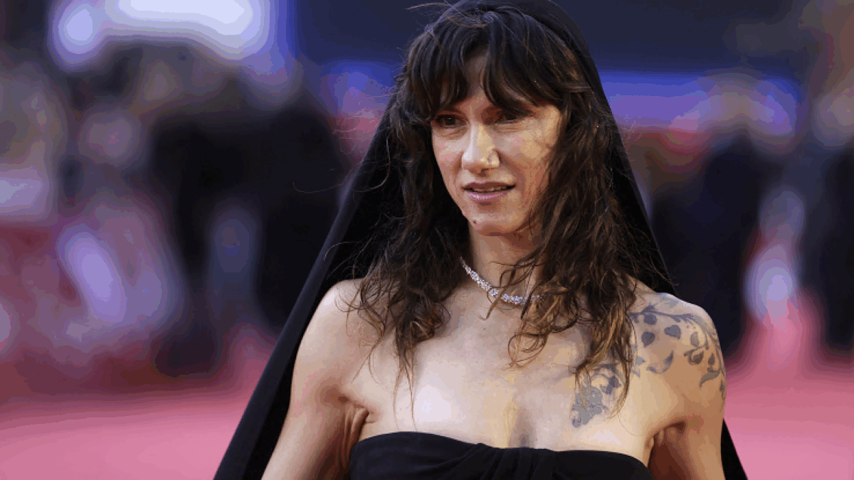 Elisa: “Ho quasi 50 anni e sto vivendo la perimenopausa, una fase molto particolare che ti rende anche più vulnerabile. Viviamo in una società molto dura con le donne, a tutte le età”