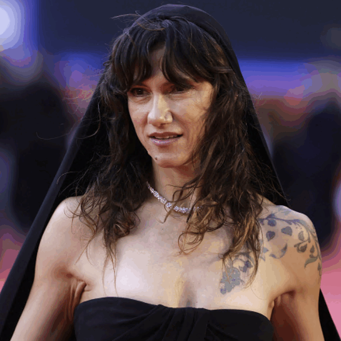 Elisa: “Ho quasi 50 anni e sto vivendo la perimenopausa, una fase molto particolare che ti rende anche più vulnerabile. Viviamo in una società molto dura con le donne, a tutte le età”