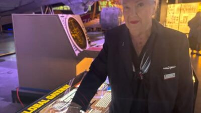 Copertina di “È ora. Mi sono goduta ogni singolo minuto. Non si può andare più in alto”: l’assistente di volo di American Airlines va in pensione dopo più di 63 anni di servizio