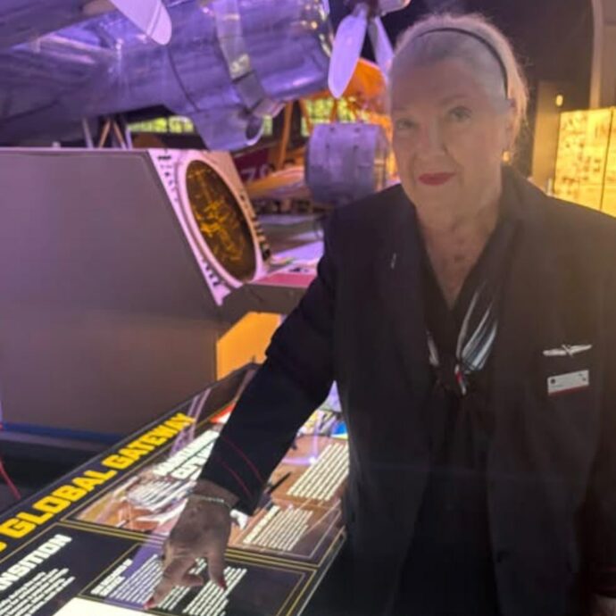 “È ora. Mi sono goduta ogni singolo minuto. Non si può andare più in alto”: l’assistente di volo di American Airlines va in pensione dopo più di 63 anni di servizio