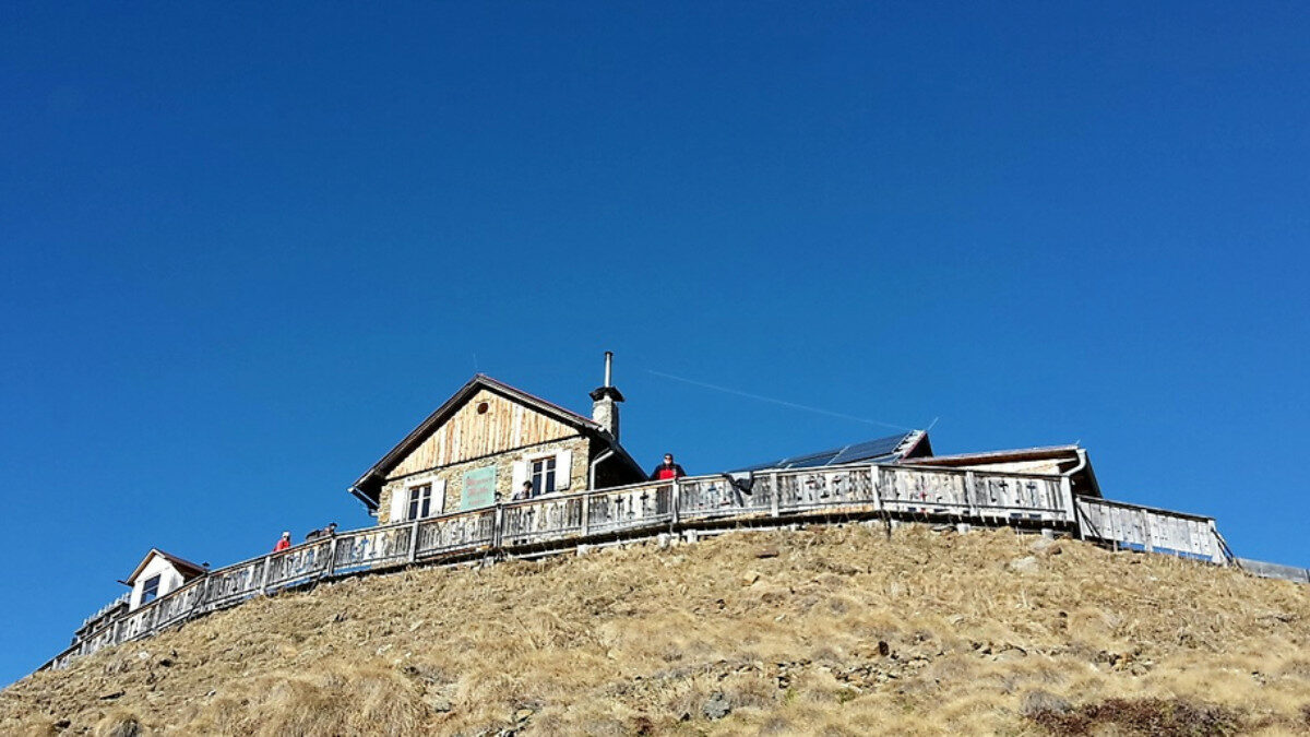 Lasciano i figli di 13 e 16 anni da soli in alta montagna senza controllare che il rifugio sia aperto: i ragazzi restano fuori al freddo e vengono salvati dal Soccorso Alpino