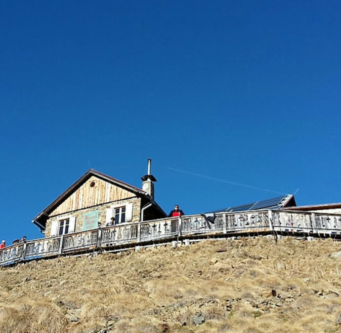 Lasciano i figli di 13 e 16 anni da soli in alta montagna senza controllare che il rifugio sia aperto: i ragazzi restano fuori al freddo e vengono salvati dal Soccorso Alpino