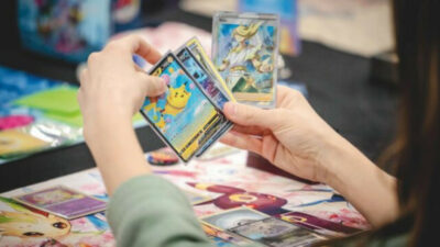 Copertina di Pensionato tira fuori dalla soffitta dopo 15 anni le carte Pokémon e diventa milionario: “Erano di mio figlio, non sapevo di avere un tesoro in casa”