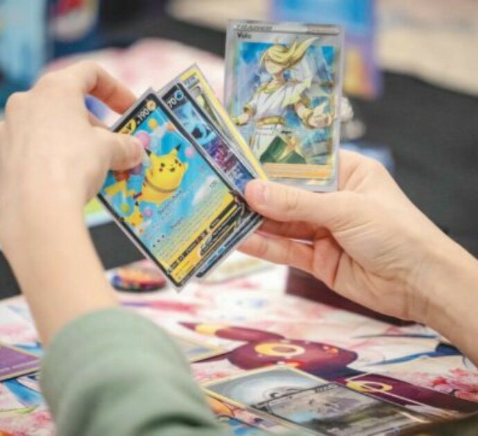 Pensionato tira fuori dalla soffitta dopo 15 anni le carte Pokémon e diventa milionario: “Erano di mio figlio, non sapevo di avere un tesoro in casa”