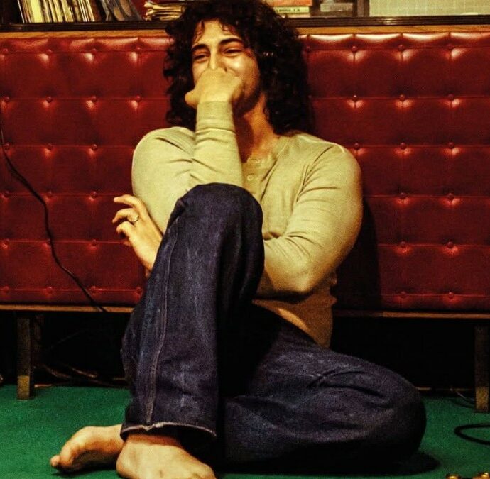 “Sono grasso e cecato”, ma musicalmente eccezionale: “Je so’ pazzo” è il ritratto verace di Pino Daniele