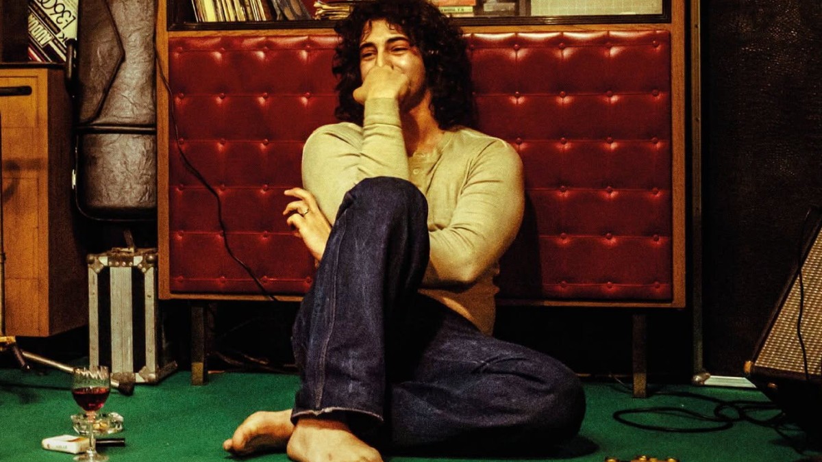 “Sono grasso e cecato”, ma musicalmente eccezionale: “Je so’ pazzo” è il ritratto verace di Pino Daniele