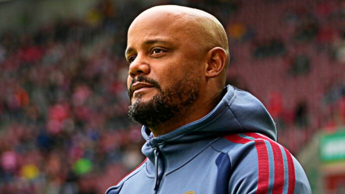Paura per Kompany: l’allenatore del Bayern Monaco collassa in campo e viene trasportato in ospedale in elicottero. Cosa è successo