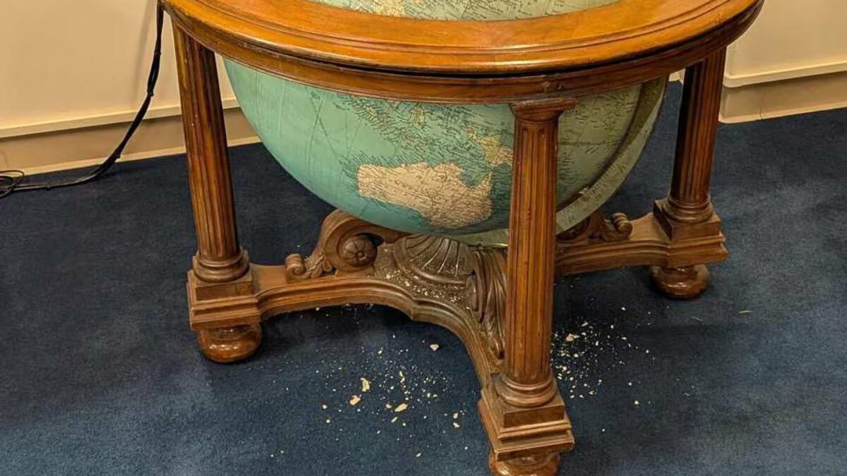 “Hanno perso il controllo e lo hanno lasciato cadere, si è rotto vicino all’Antartide”: danneggiato il mappamondo di Eisenhower che Pete Hegseth voleva nel suo ufficio