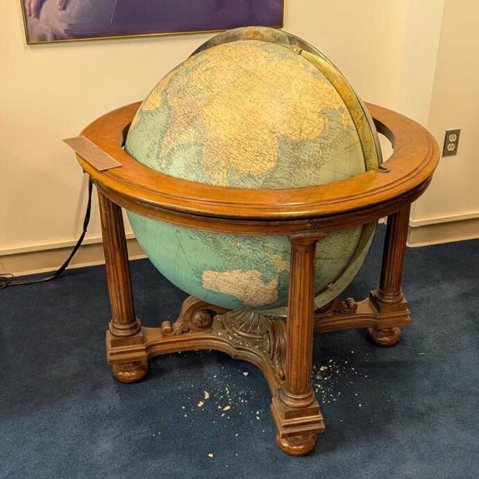“Hanno perso il controllo e lo hanno lasciato cadere, si è rotto vicino all’Antartide”: danneggiato il mappamondo di Eisenhower che Pete Hegseth voleva nel suo ufficio