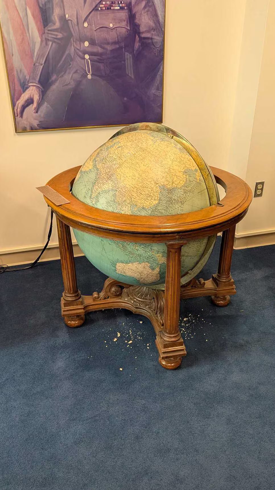 “Hanno perso il controllo e lo hanno lasciato cadere, si è rotto vicino all’Antartide”: danneggiato il mappamondo di Eisenhower che Pete Hegseth voleva nel suo ufficio