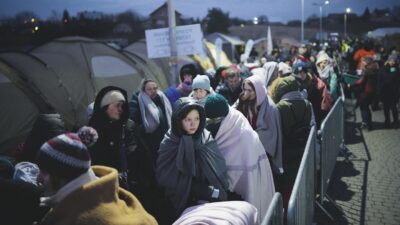 Copertina di “Fino a 40 ore di coda alla frontiera polacca”. Ucraini in fuga dall’inverno