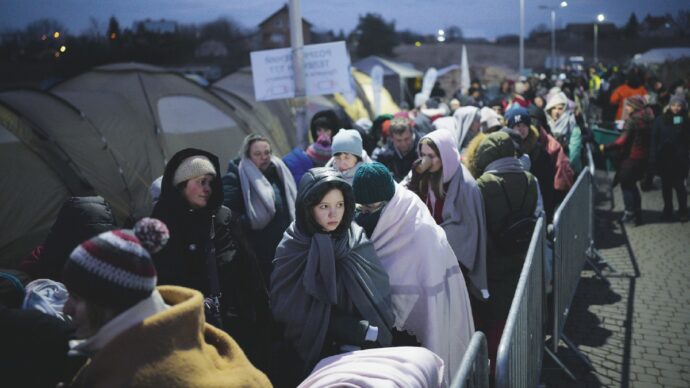 “Fino a 40 ore di coda alla frontiera polacca”. Ucraini in fuga dall’inverno