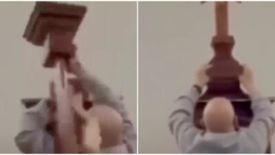 Copertina di Prete muore durante la messa in diretta social: un grande crocifisso di legno appeso alle sue spalle si stacca e lo colpisce alla testa