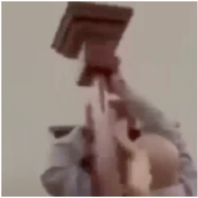Prete muore durante la messa in diretta social: un grande crocifisso di legno appeso alle sue spalle si stacca e lo colpisce alla testa