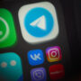 Copertina di “19 chat Telegram controllate da sei admin”: chi c’è dietro “Italia in piazza”, la galassia social che organizza le proteste