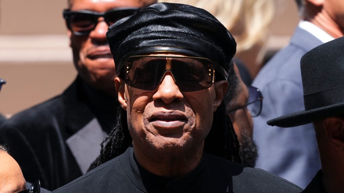 “Vive gratis in casa mia da 38 anni. Non fa entrare gli ispettori”: Stevie Wonder trascina l’ex fidanzata Carmen Efferson in tribunale. Lei replica: “Mi sento molestata”
