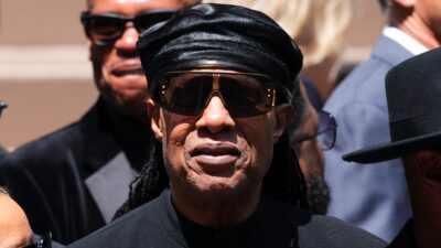Copertina di “Vive gratis in casa mia da 38 anni. Non fa entrare gli ispettori”: Stevie Wonder trascina l’ex fidanzata Carmen Efferson in tribunale. Lei replica: “Mi sento molestata”